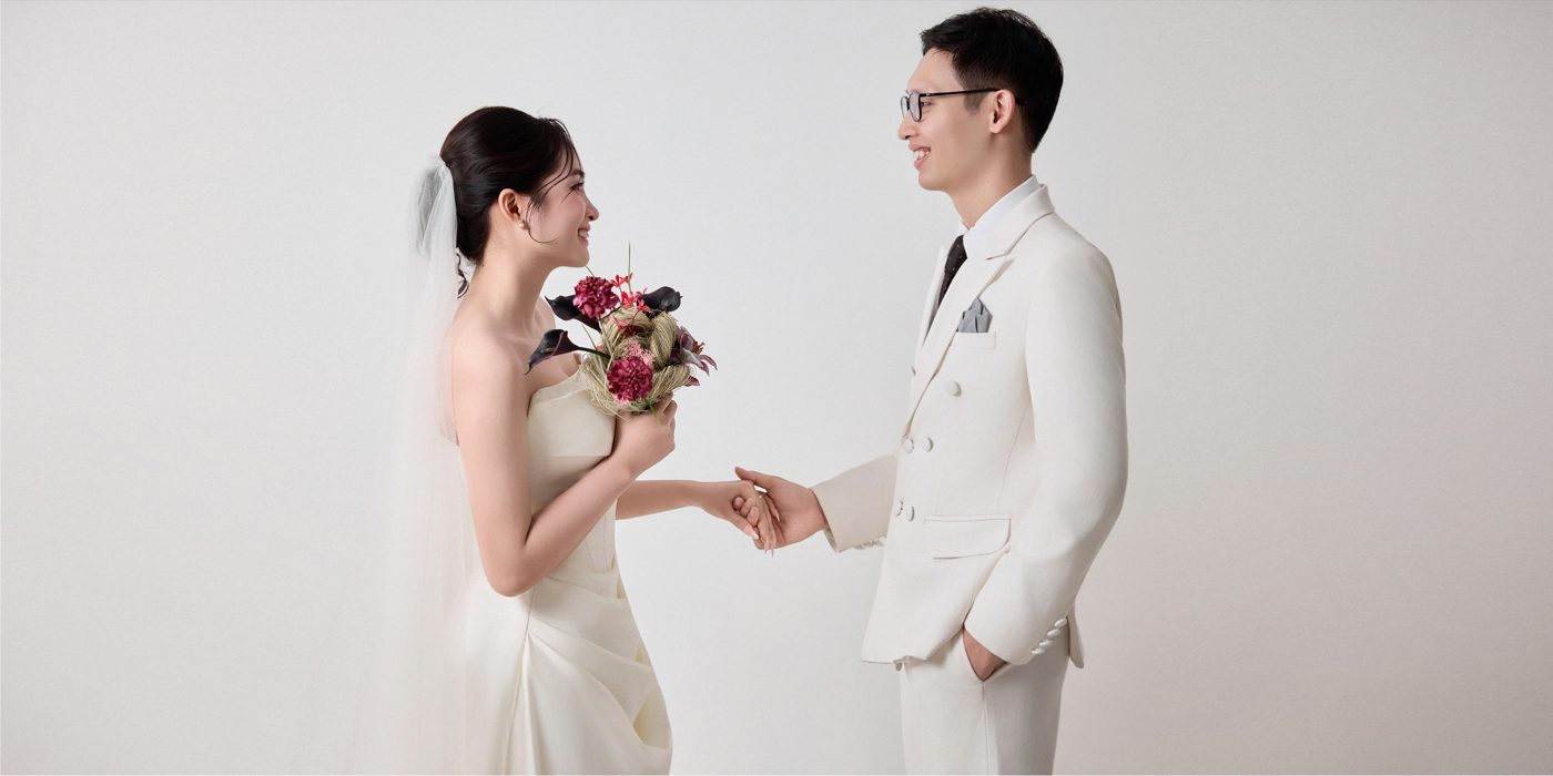 Cô dâu chú rể trao hoa